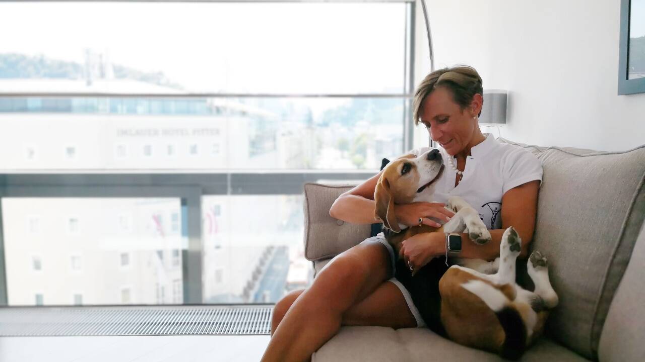 Towa von Bismark mit ihrem Hund George.  