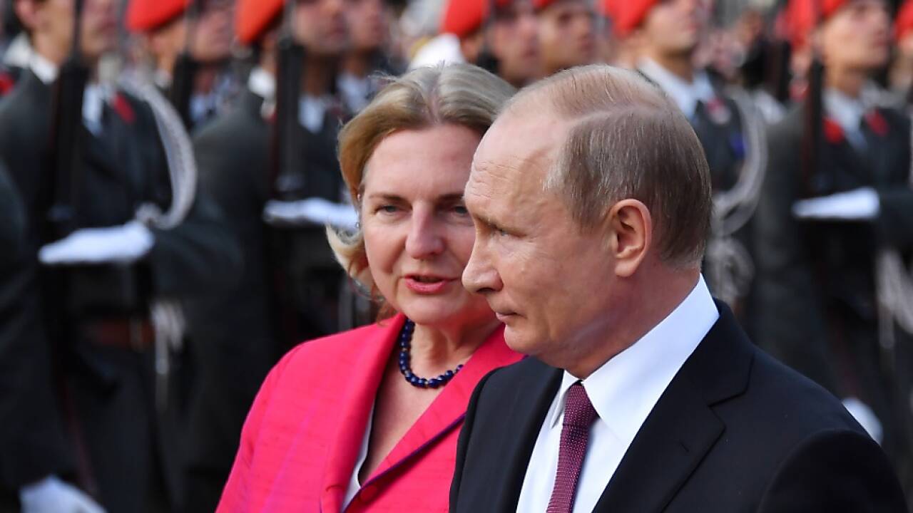 Putins Hochzeitbesuch lässt die Wogen hochgehen 