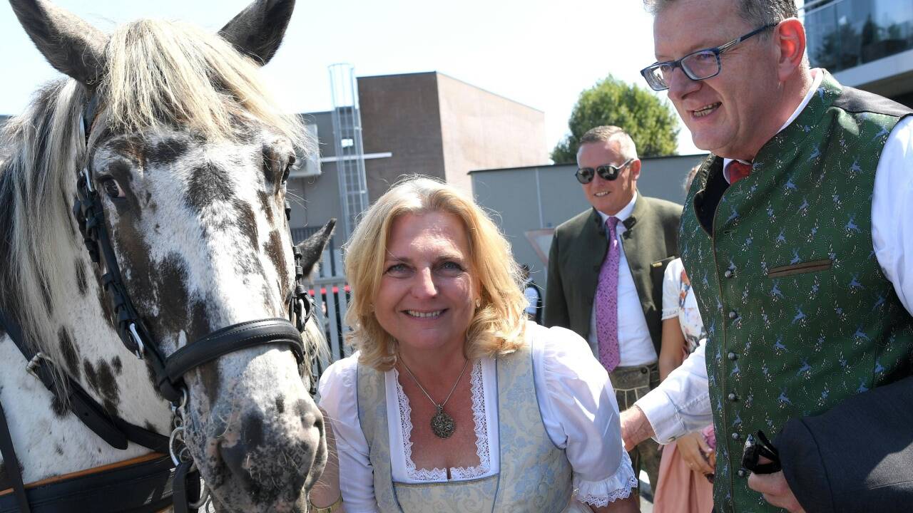  Außenministerin Karin Kneissl (FPÖ) und ihr Ehemann Wolfgang Meilinger am Samstag, 18. August 2018, anl. ihrer Hochzeit in Gamlitz in der Steiermark.  