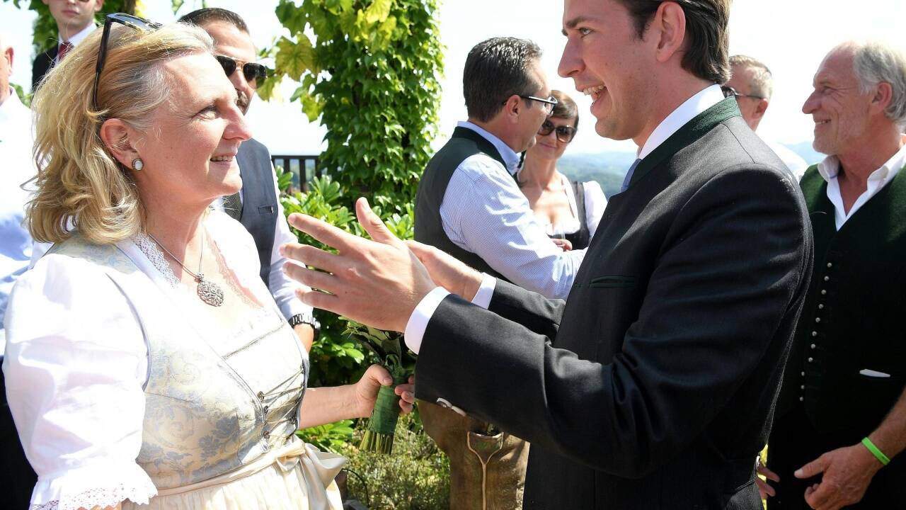 Bundeskanzler Sebastian Kurz (ÖVP) gratuliert der Braut.  