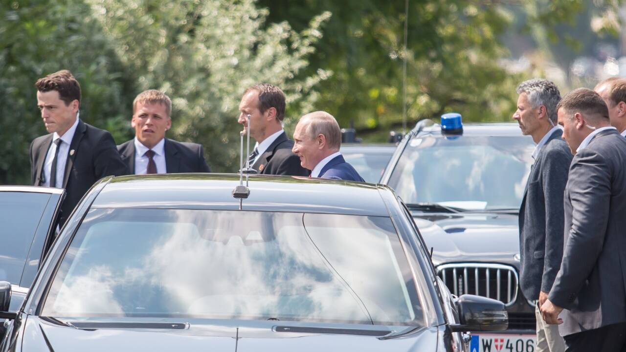 Der russische Präsident Wladimir Putin ist am Samstag um 14.08 Uhr bei der Hochzeitsgesellschaft von Außenministerin Karin Kneissl (FPÖ) in der Südsteiermark angekommen. 