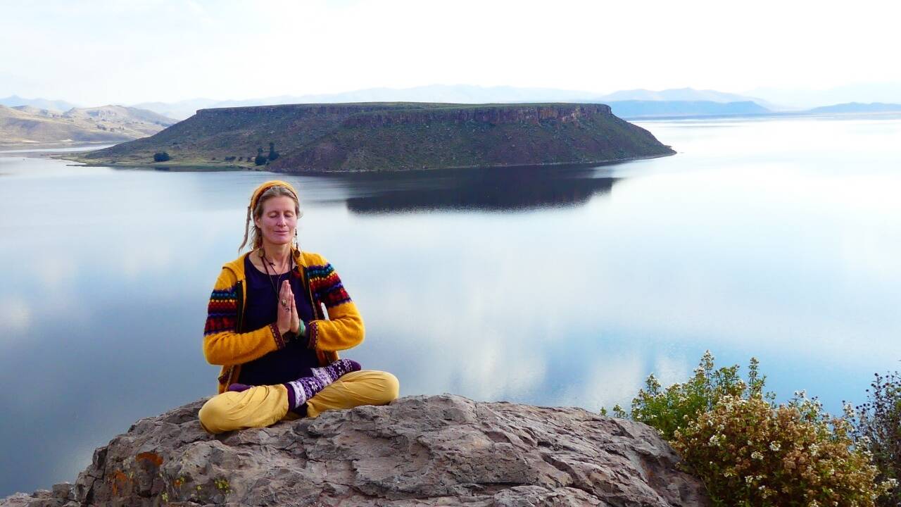 Angel Amita bietet acht Mal pro Jahr ein Yoga-Retreat auf 4000 Metern an. Glas 