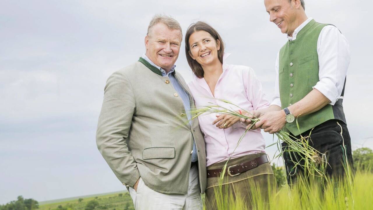 Stiegl-Eigentümer Heinrich Dieter und Alessandra Kiener mit Stiegl-Chefbraumeister Christian Pöpperl.  