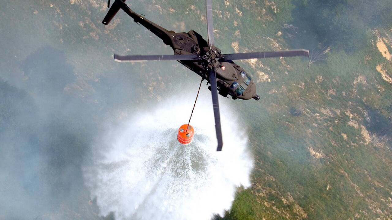 Eine Black Hawk des Bundesheeres bei der Waldbrandbekämpfung.  Eine Black Hawk des Bundesheeres bei der Waldbrandbekämpfung.