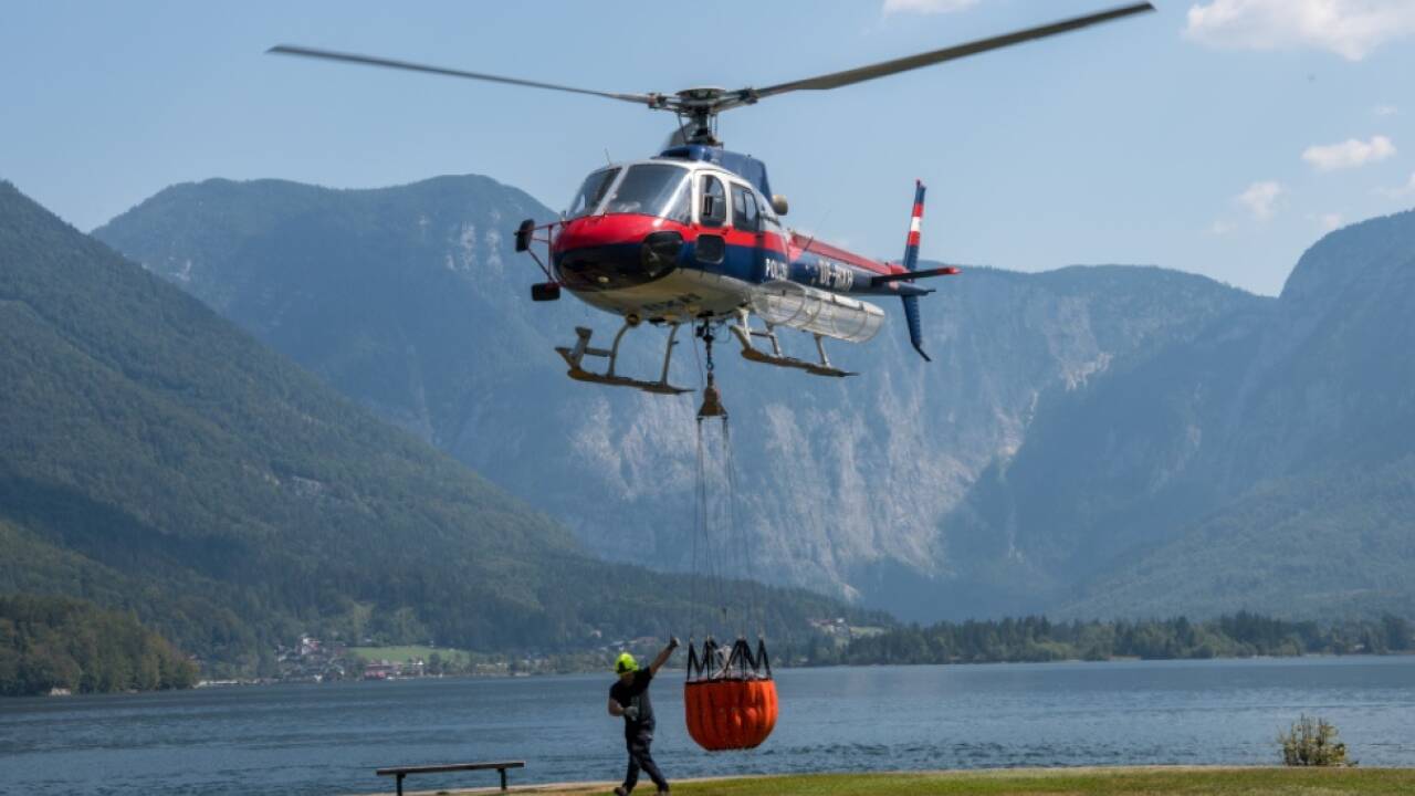 Vier Hubschrauber flogen fast ohne Pause und warfen Wasser ab 