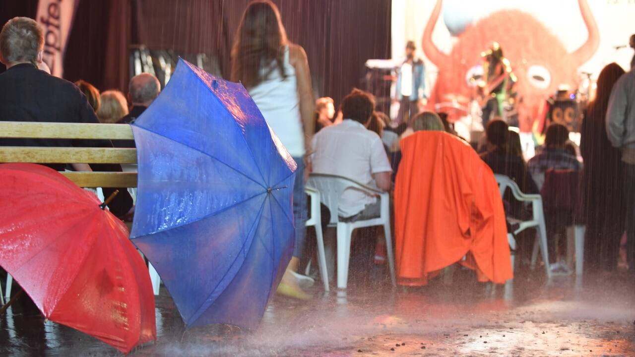 Die Jazzfans harten auf der CityStage im Regen aus. 