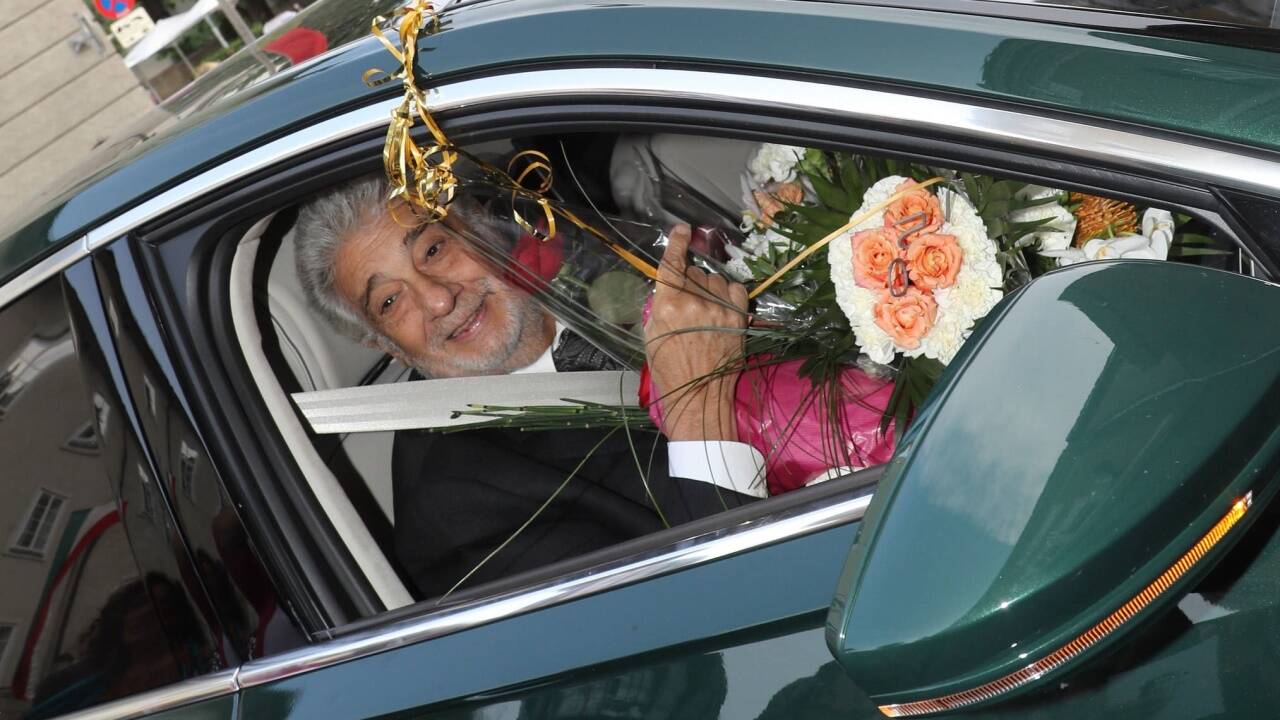 Placido Domingo fährt vor dem Großen Festspielhaus vor 