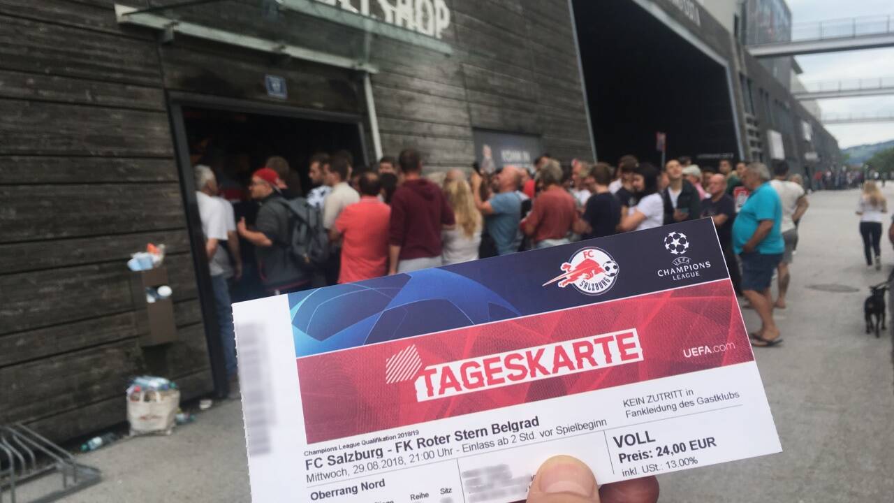 Nach fünf Stunden war ein Walser am Ziel und hielt seine Tickets für das Spiel am Mittwochabend in Händen.  