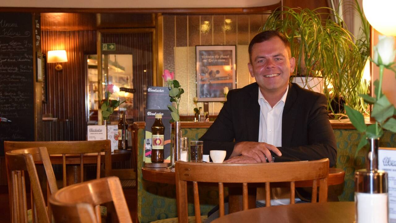 Mit Umsicht pflegt Bernhard Huemer Stil und Ambiente des Wernbacher. Dazu gehören die Holzvertäfelung und das maßangefertigte Mobiliar. Einzig die Bar hat er komplett neu machen lassen. Am 31. August wird er mit Stammgästen, Wegbegleitern und Freunden ein Doppeljubiläum feiern. 