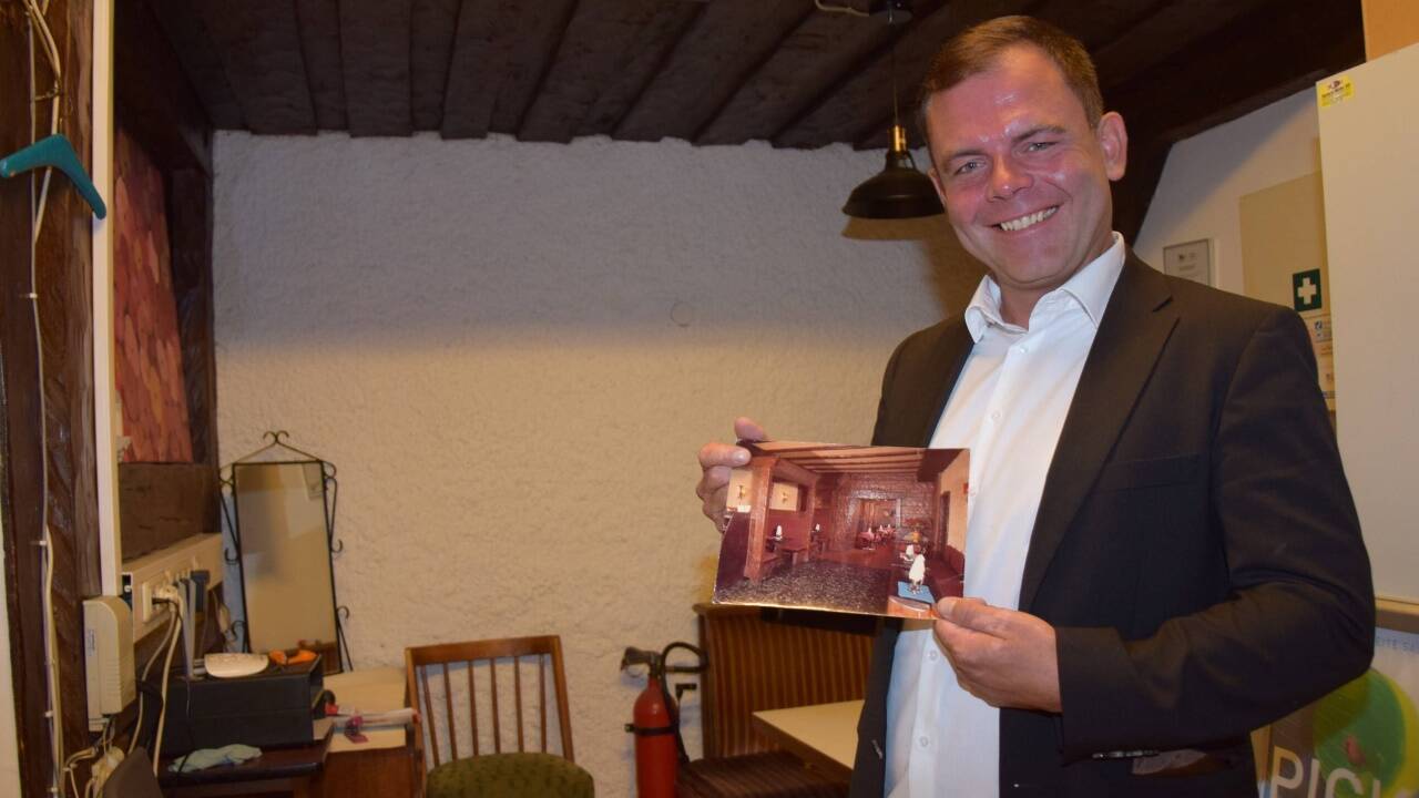Im Rückwärtigen Teil befand sich einst der legendäre „Scotch Club“, davon ist noch die Holzdecke sowie eine Eckbank erhalten. Bernhard Huemer mit einem historischen Foto. 