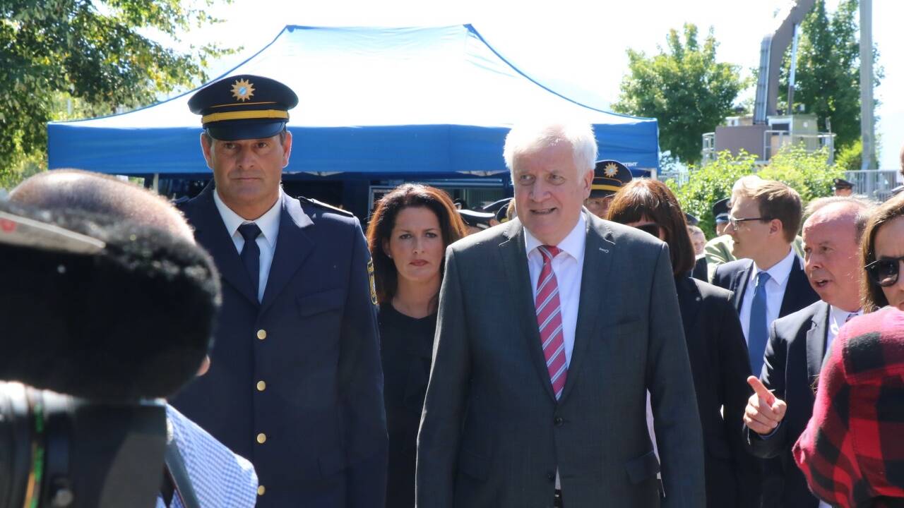 Wahlkampf in Bayern, diesmal an der Grenze zu Salzburg: Horst Seehofer zieht Bilanz über den Einsatz von Bayerns Grenzpolizei. 
