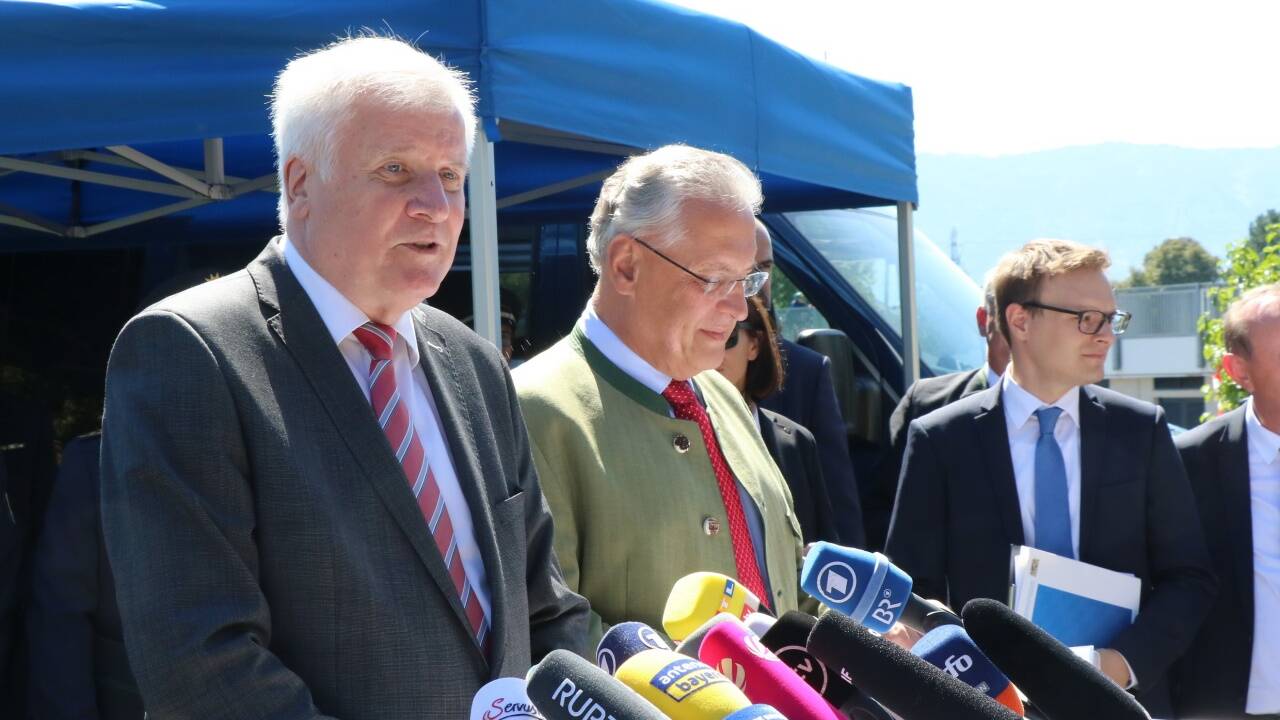 Innenminister Seehofer mit dem bayerischen Innenminister Joachim Hermann.  