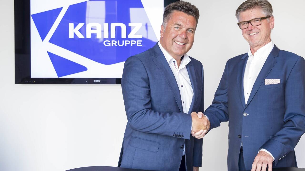Shakehands: Hans Mayr und Rudolf Kainz.  
