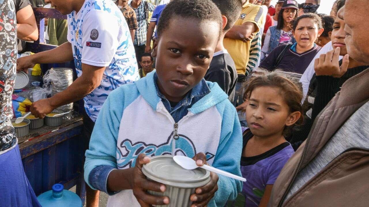 Venezuelaner erhalten Essen von einer Organisation von Freiwilligen. 