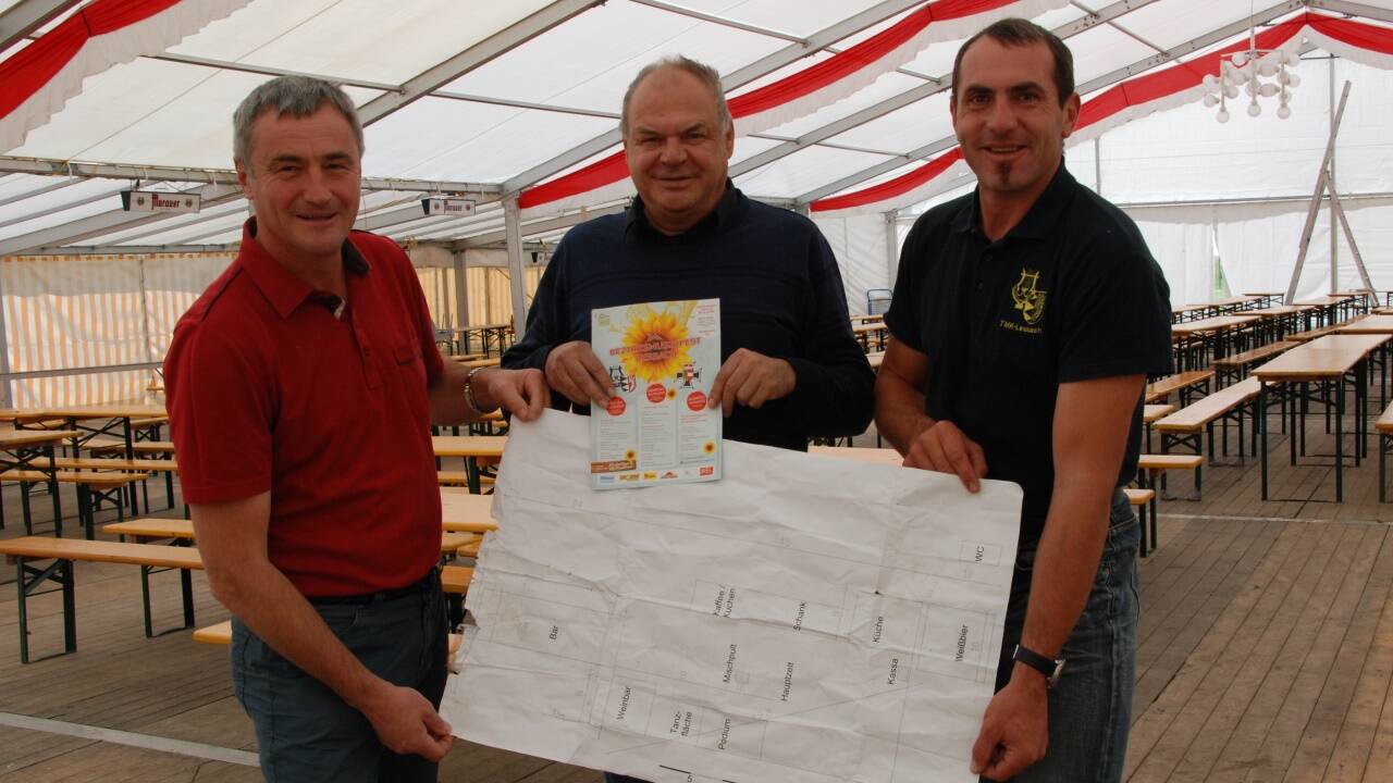 Über ein Jahr liefen die Planungen für das große Fest am Wochenende in Lessach. Der Zeltaufbau ist bereits abgeschlossen. Jetzt freuen sich Hannes Siebenhofer, Edi Macheiner und Martin Jeßner auf das Festwochenende.  