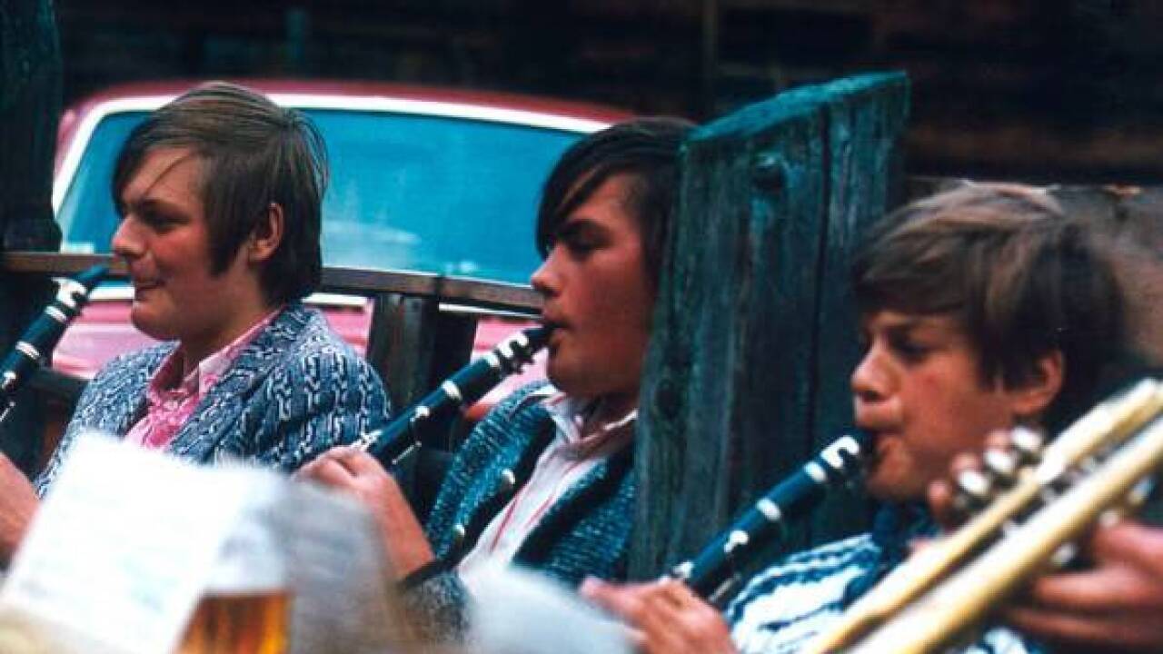Edi Macheiner (r.) als junger Musikant bei der TMK Lessach. Im Bild mit seinem Bruder Josef (l.) und Franz Schröcker. 