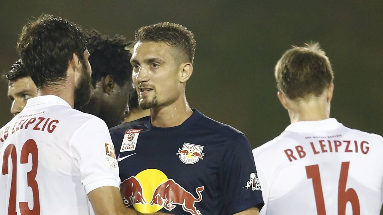 Wir gegen uns - es war alles schon einmal da, wenngleich nur testspielhaft: In Doha (Katar) trafen Red Bull Salzburg und RasenBallsport Leipzig am 27. Jänner 2015 aufeinander. Der Salzburger Stefan Ilsanker spielte damals für Salzburg, jetzt für Leipzig. Das Trikot blieb praktisch das gleiche. Wir gegen uns - es war alles schon einmal da, wenngleich nur testspielhaft: In Doha (Katar) trafen Red Bull Salzburg und RasenBallsport Leipzig am 27. Jänner 2015 aufeinander. Der Salzburger Stefan Ilsanker spielte damals für Salzburg, jetzt für Leipzig. Das Trikot blieb praktisch das gleiche.