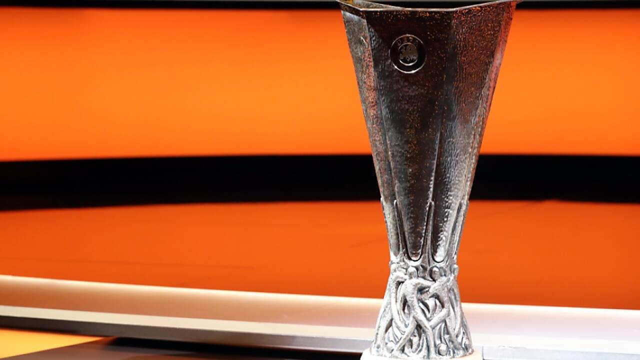 Die Trophäe bei der Europa-League-Auslosung schon einmal zum Ansehen 