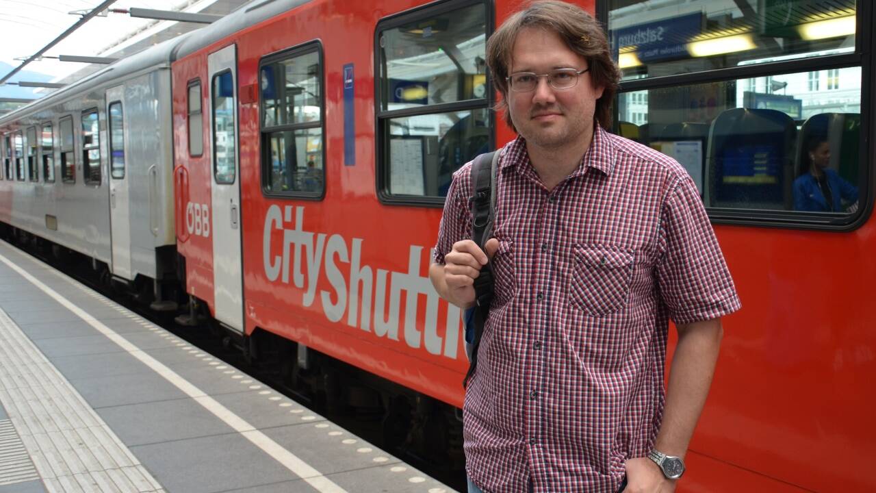Bernhard Humer fährt fast täglich mit dem Zug aus dem Flachgau nach Salzburg. Er ist verärgert. 