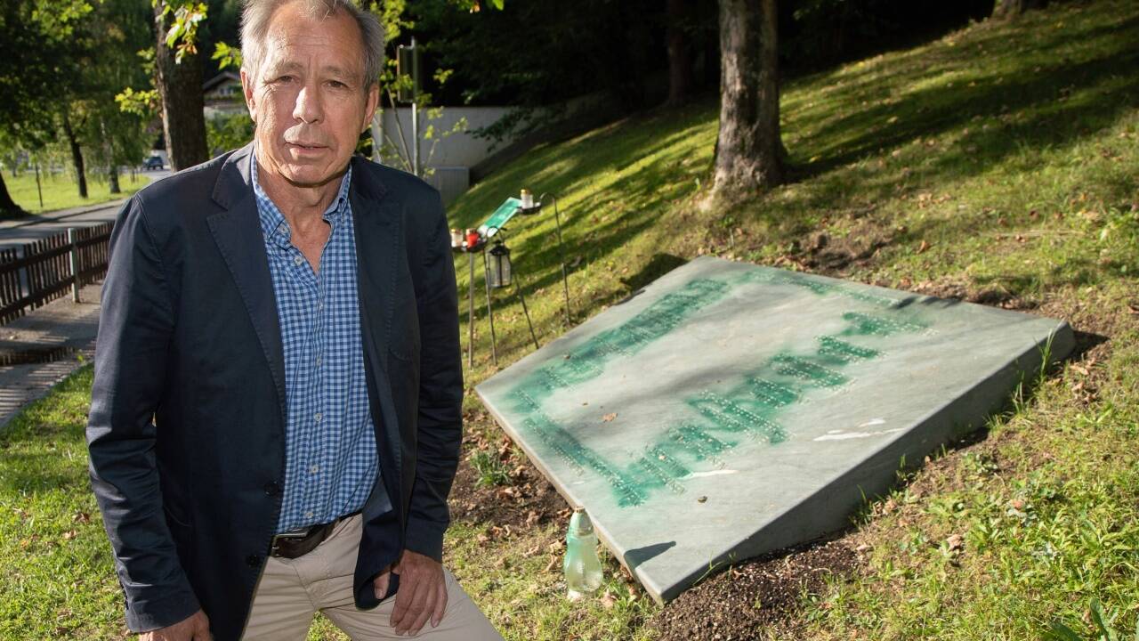 Kulturvereinsobmann Cyriak Schwaighofer vor der beschmierten Gedenktafel. 