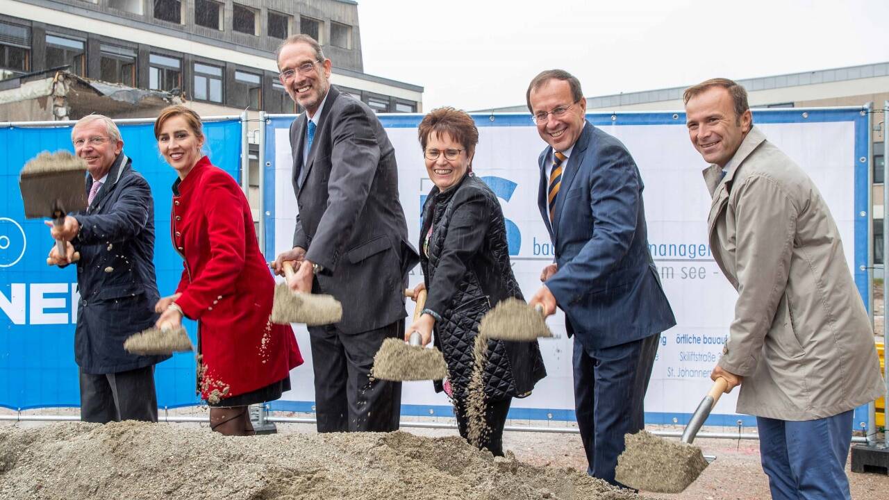 Los geht’s: Spatenstich mit Landeshauptmann Wilfried Haslauer, Bildungslandesrätin Maria Hutter, Minister Heinz Faßmann, Rektorin Elfriede Windischbauer, BIG-Geschäftsführer Wolfgang Gleissner und Vizebgm. Bernhard Auinger.  
