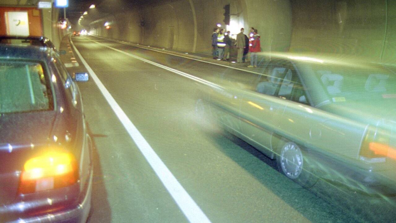 20 Jahre ist die Tunnelsteuerung alt. Sie muss erneuert werden. Vier Wochen lang fließt kein Verkehr durch den Schmittentunnel. 