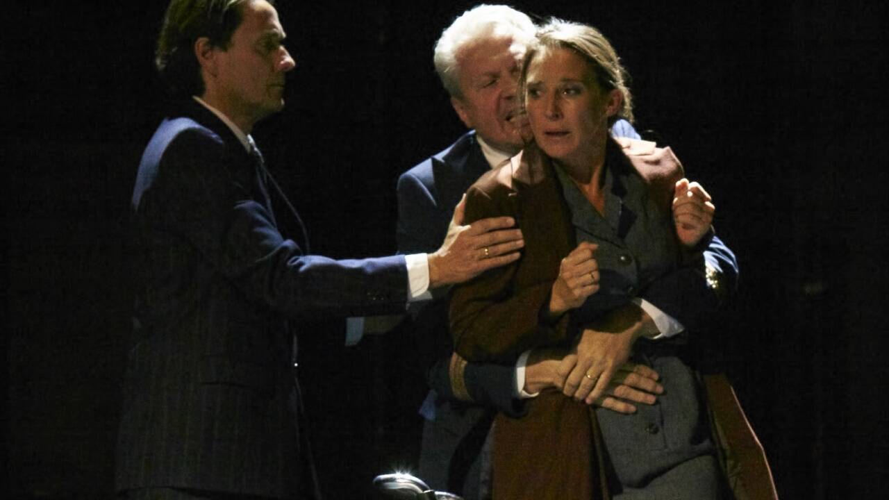Ulrich Reinthaller, Herbert Föttinger und Maria Köstlinger in „Die Reise der Verlorenen“ im Josefstädter Theater. Ulrich Reinthaller, Herbert Föttinger und Maria Köstlinger in „Die Reise der Verlorenen“ im Josefstädter Theater.