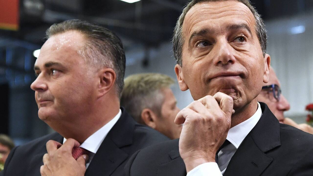 Parteifreunde auf dem Weg – wohin? Landesrat und künftiger SPÖ-Landesparteivorsitzender Hans Peter Doskozil und Bundesparteiobmann Christian Kern (R.) während des Landesparteitages der SPÖ Burgenland am Samstag, 8. September 2018, in Oberwart. Parteifreunde auf dem Weg – wohin? Landesrat und künftiger SPÖ-Landesparteivorsitzender Hans Peter Doskozil und Bundesparteiobmann Christian Kern (R.) während des Landesparteitages der SPÖ Burgenland am Samstag, 8. September 2018, in Oberwart.