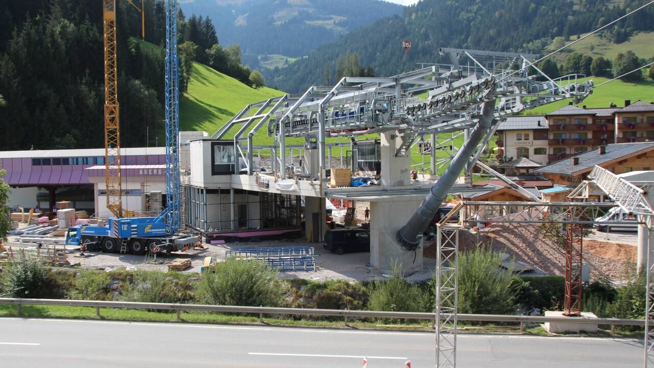 Die Talstation von Abergbahn und Sonnbergbahn in Maria Alm. 