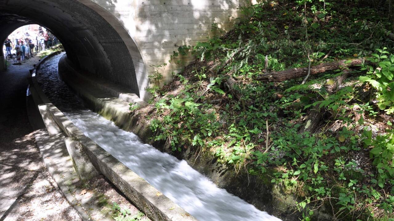 Das Wasser schnellt die Triftrinne in hoher Geschwindigkeit hinunter.  