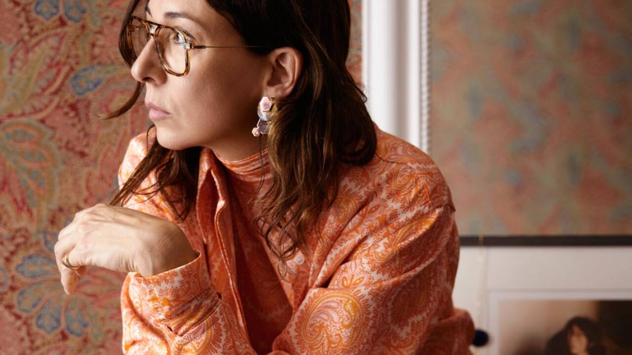 Stylistin Camille Bidault-Waddington in einem Outfit, das sie für die Capsule Collection Herbst/Winter 2018 für & Other Stories entworfen hat.  