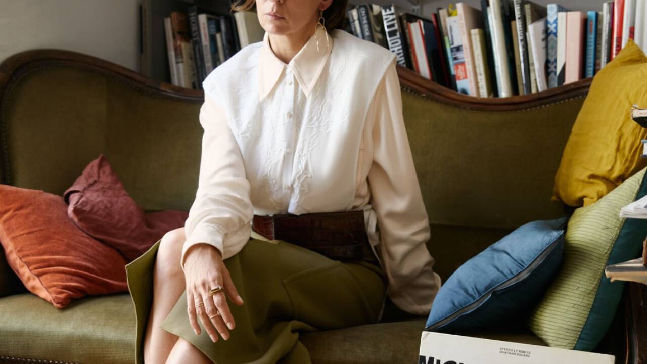 Stylistin Camille Bidault-Waddington in einem Outfit, das sie für die Capsule Collection Herbst/Winter 2018 für & Other Stories entworfen hat. 
