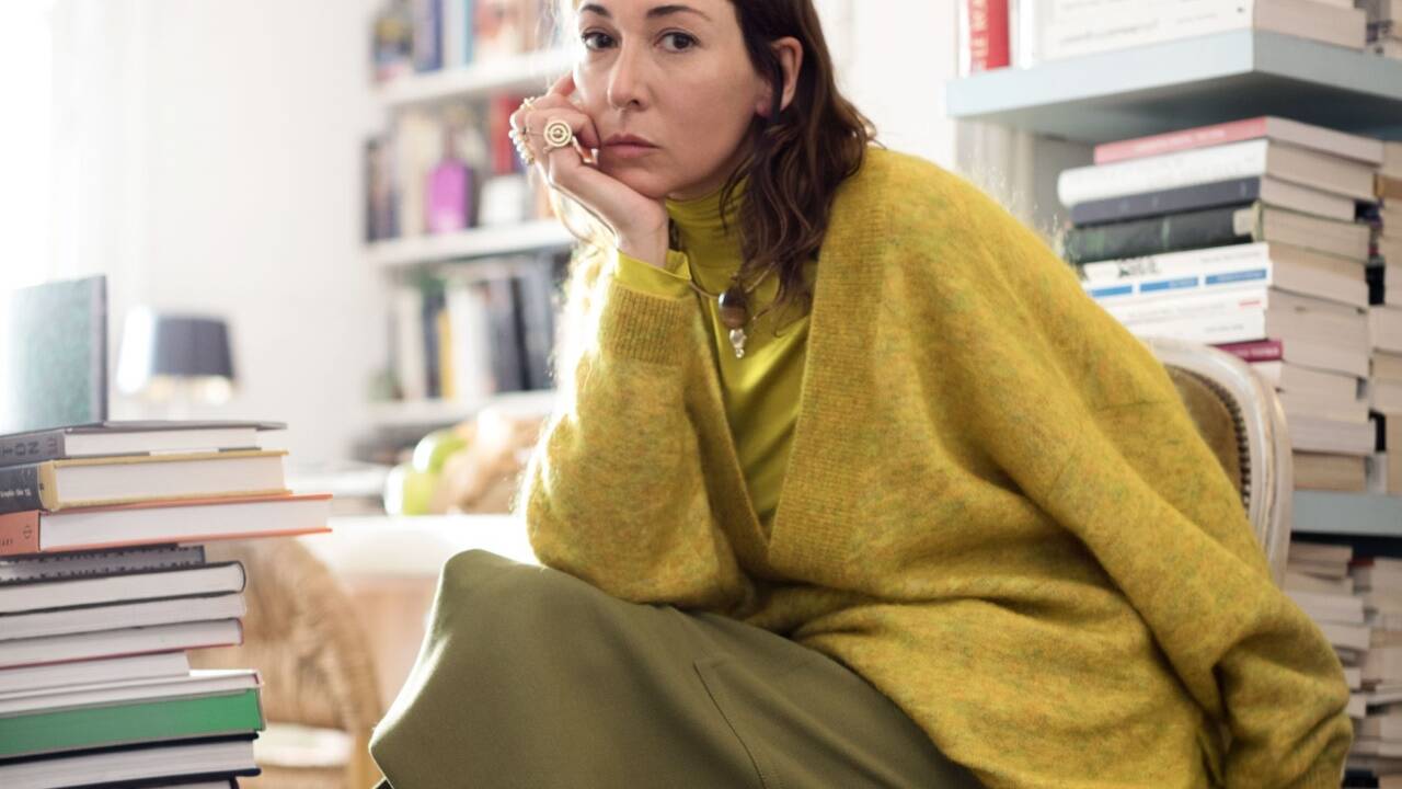 Stylistin Camille Bidault-Waddington in einem Outfit, das sie für die Capsule Collection Herbst/Winter 2018 für & Other Stories entworfen hat. 