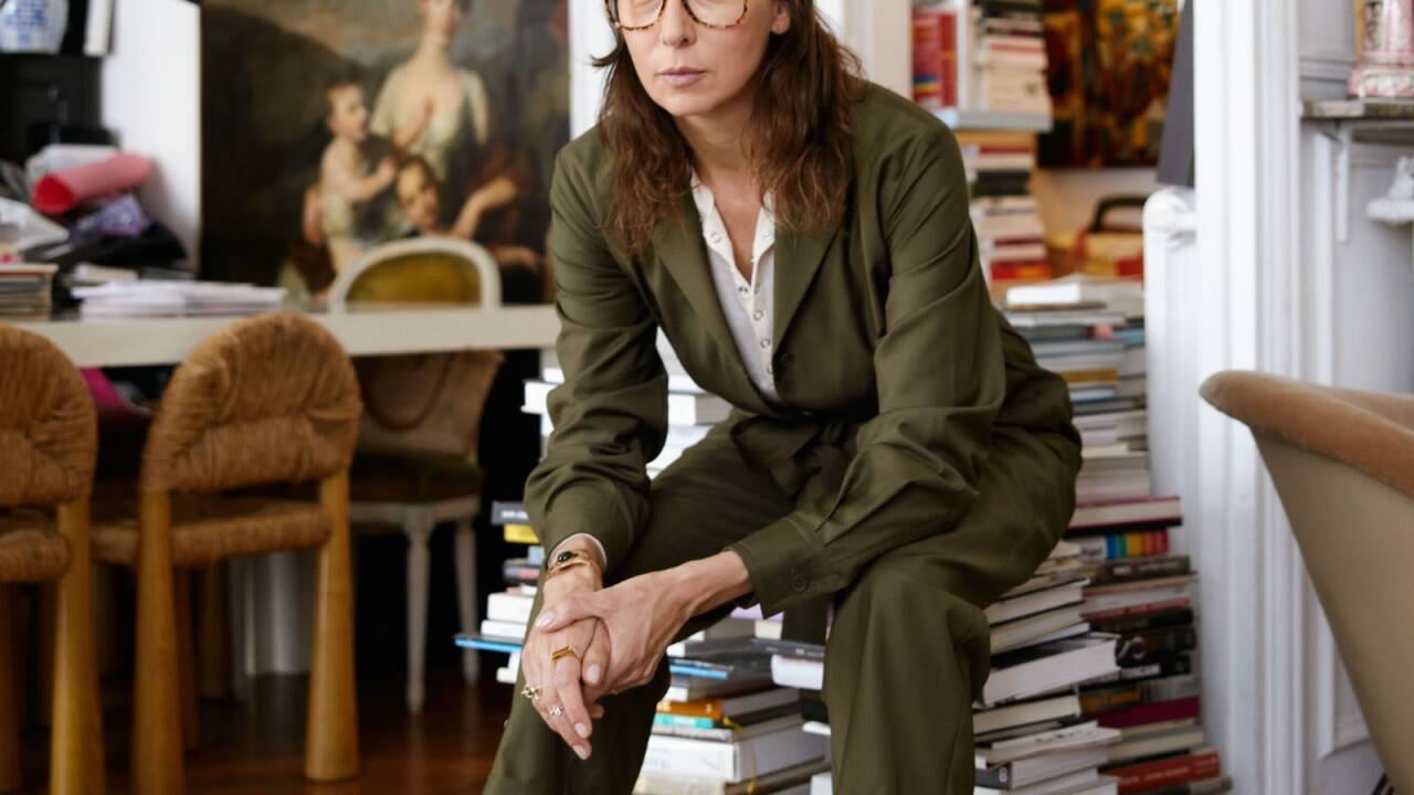 Stylistin Camille Bidault-Waddington in einem Outfit, das sie für die Capsule Collection Herbst/Winter 2018 für & Other Stories entworfen hat.  
