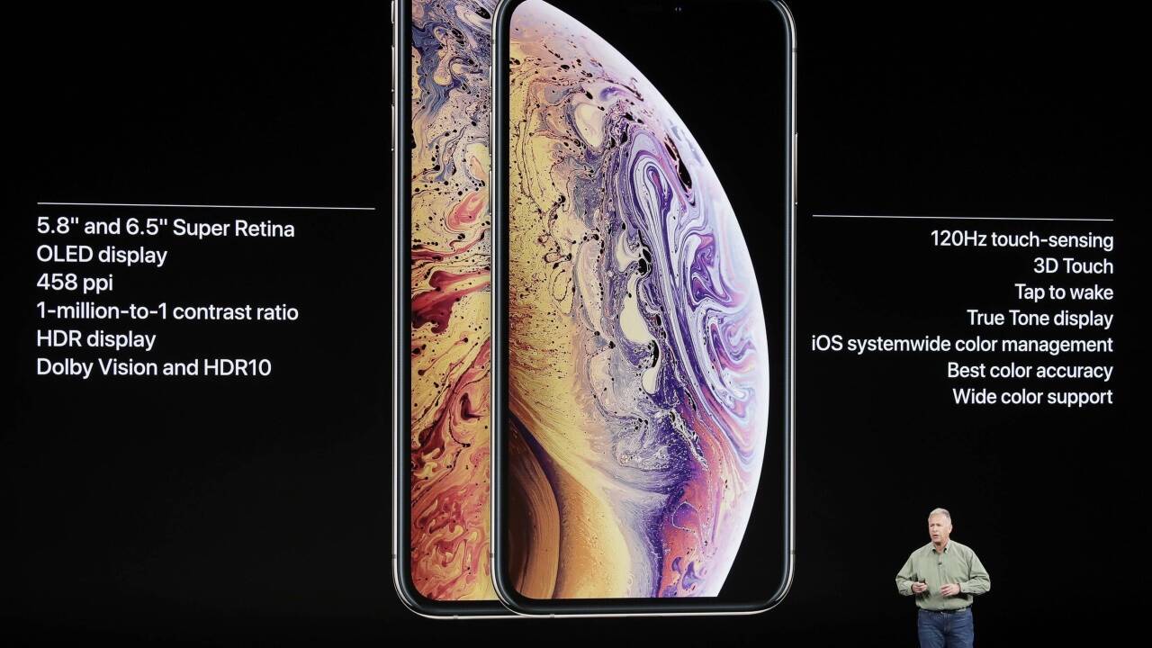 Apple-Manager Phil Schiller stellt die neuen iPhones vor. 