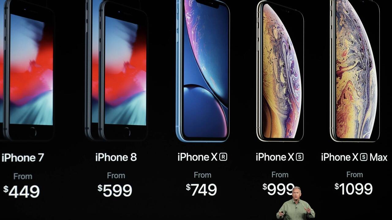Apple-Manager Phil Schiller stellt die neuen iPhones vor. 