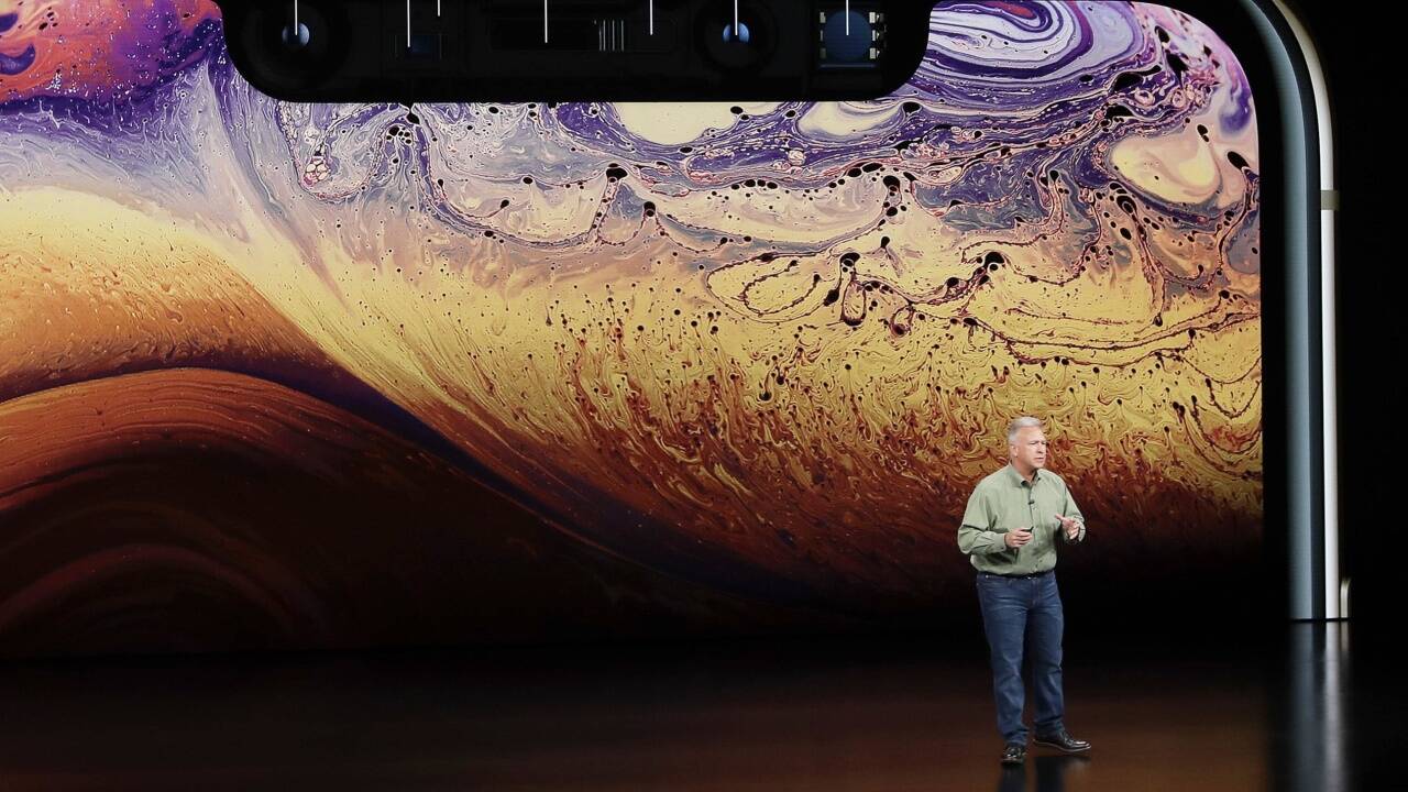 Apple-Manager Phil Schiller stellt die neuen iPhones vor. 