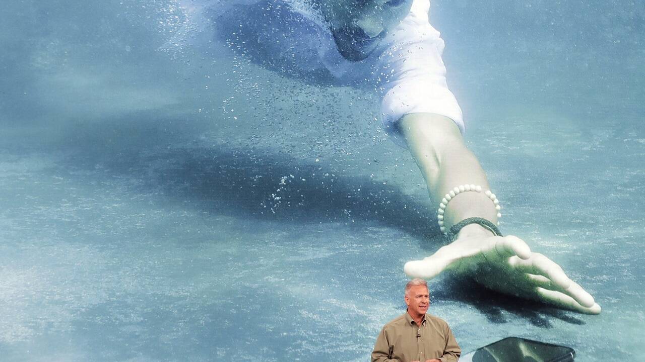 Apple-Manager Phil Schiller stellt die neuen iPhones vor. 