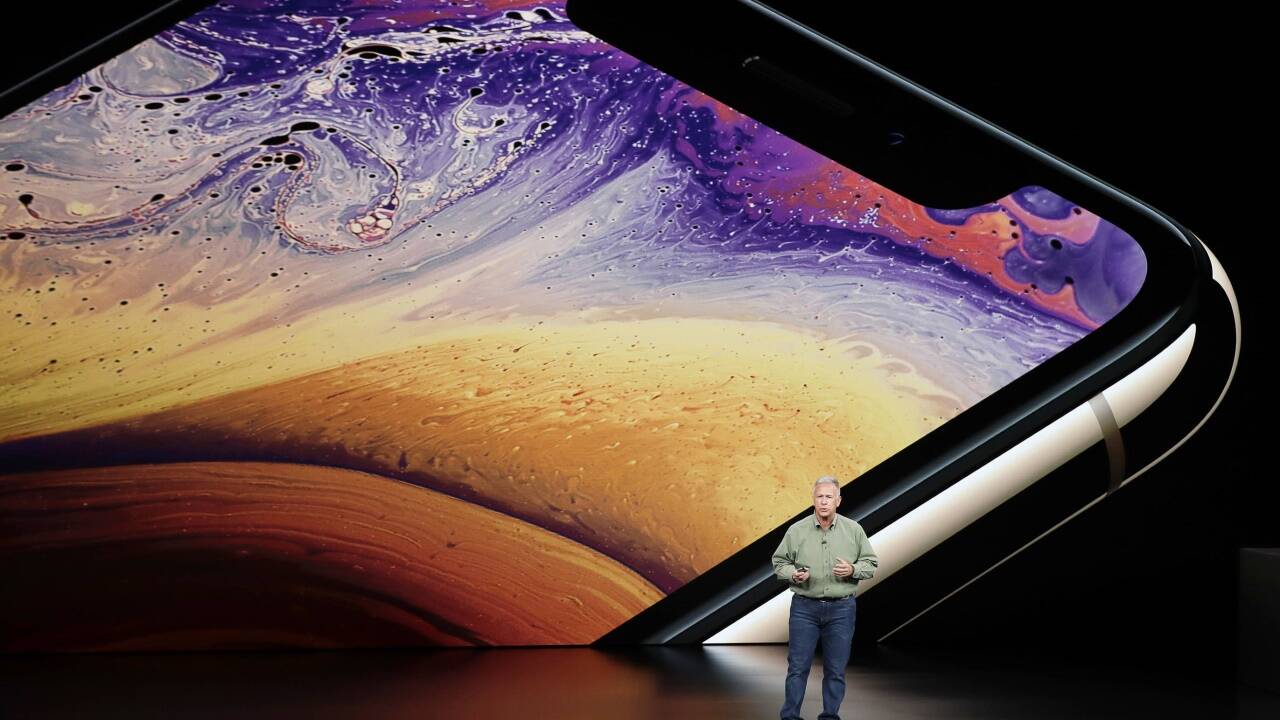 Apple-Manager Phil Schiller stellt die neuen iPhones vor. 