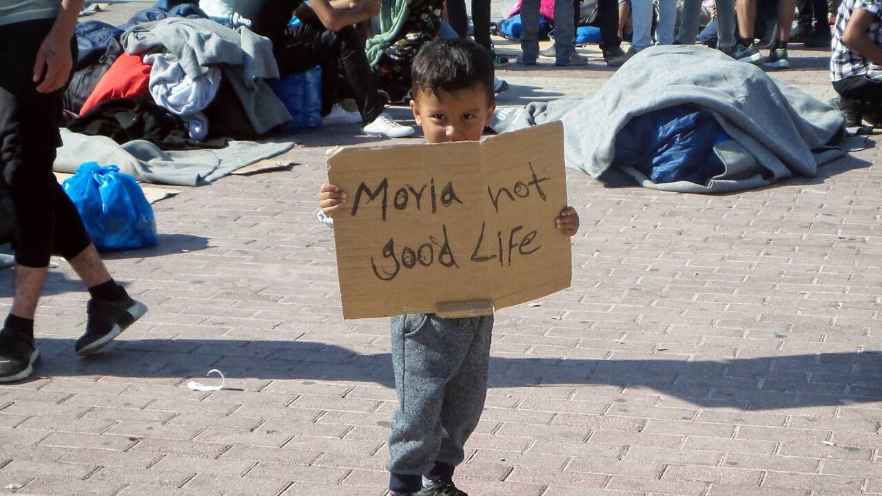 Demonstration gegen das Camp Moria auf Lesbos:„Moria ist kein gutes Leben“, steht auf dem Schild eines Flüchtlingsbuben. 