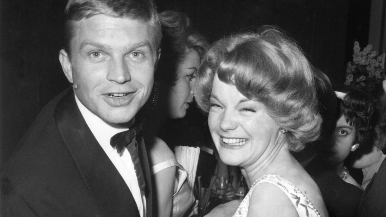 Berlin: Romy Schneider und Hardy Krüger beim Tanzen auf dem Filmball in Berlin im Hilton-Hotel im Jahr 1959.   Berlin: Romy Schneider und Hardy Krüger beim Tanzen auf dem Filmball in Berlin im Hilton-Hotel im Jahr 1959.
