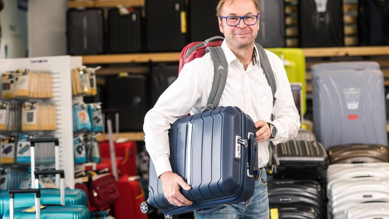 Gerhard Wagner jun. hat in seinem Geschäft in Eugendorf ständig rund 700 Schultaschen, Rucksäcke und Koffer ausgestellt und sich als Fachhändler etabliert. 