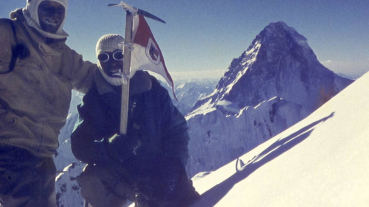 Fritz Wintersteller und Marcus Schmuck am 9. Juni 1957 am Gipfel des Achttausenders „Broad Peak“. 