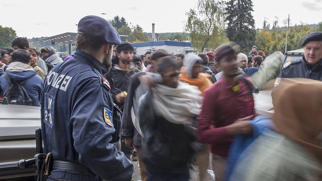 Flüchtlinge überqueren die Slowenisch-Österreichische Grenze. Das Thema Migration dominiert auch den Salzburg-Gipfel.  