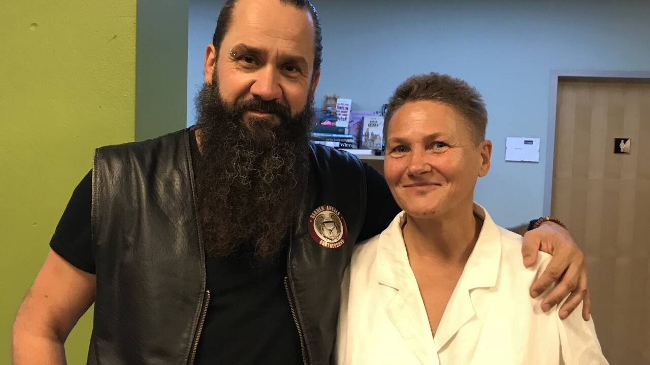 „Gastengel“ Mario Plesser mit seiner glücklichen Kundin Silvia Bauer.  