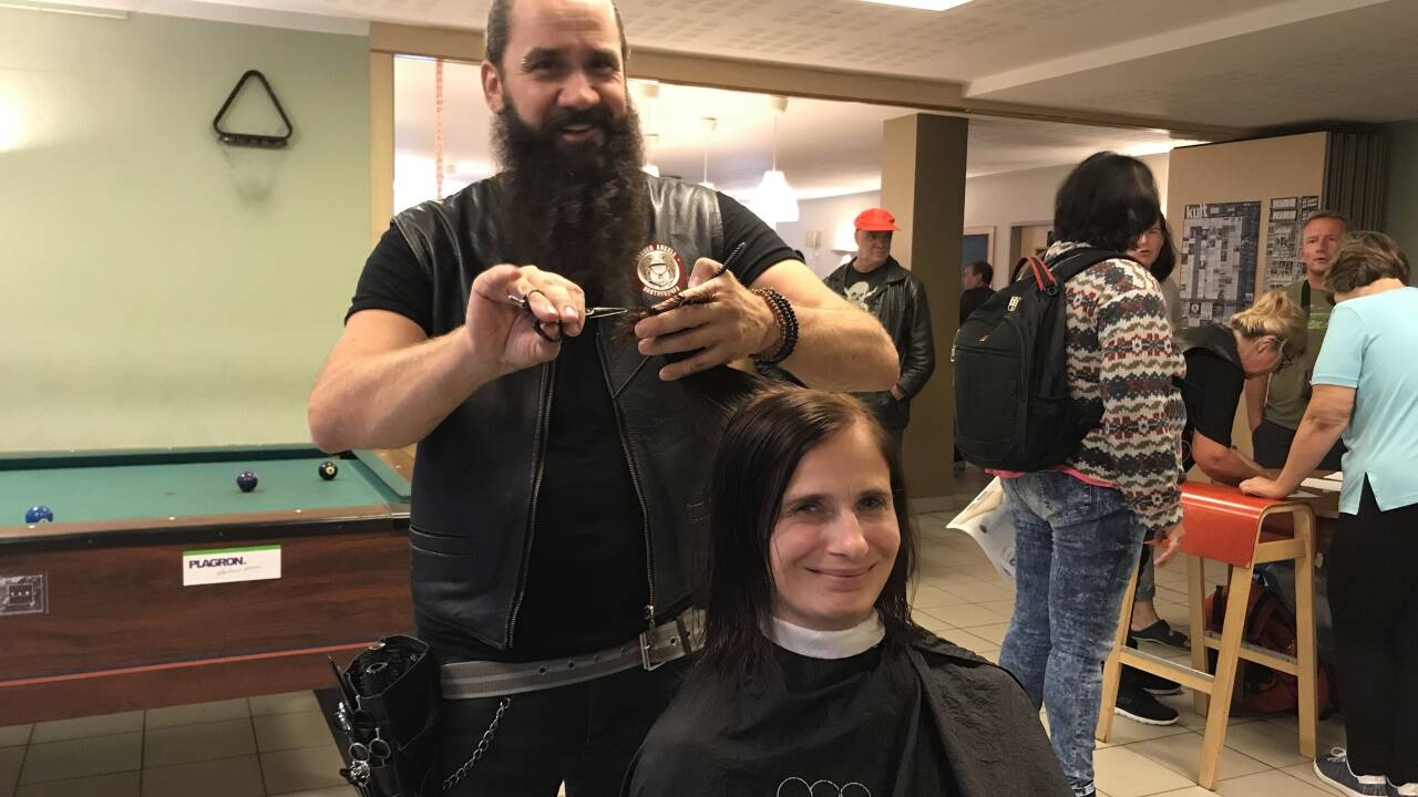 Mandy Fengler freut sich über einen neuen Haarschnitt von „Gastengel“ Mario Plesser. 