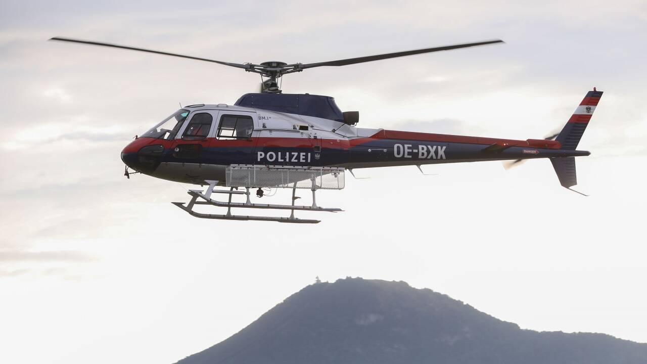 Ein Polizeihubschrauber am Mittwochvormittag über dem Salzburg Airport. 