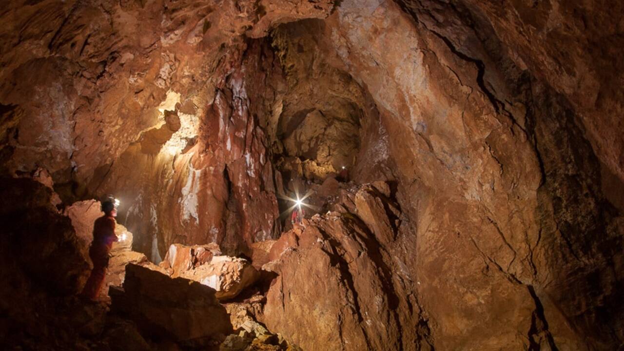 Forscher in der Felsbrückenhöhle beim so genannten Stiegenhaus 