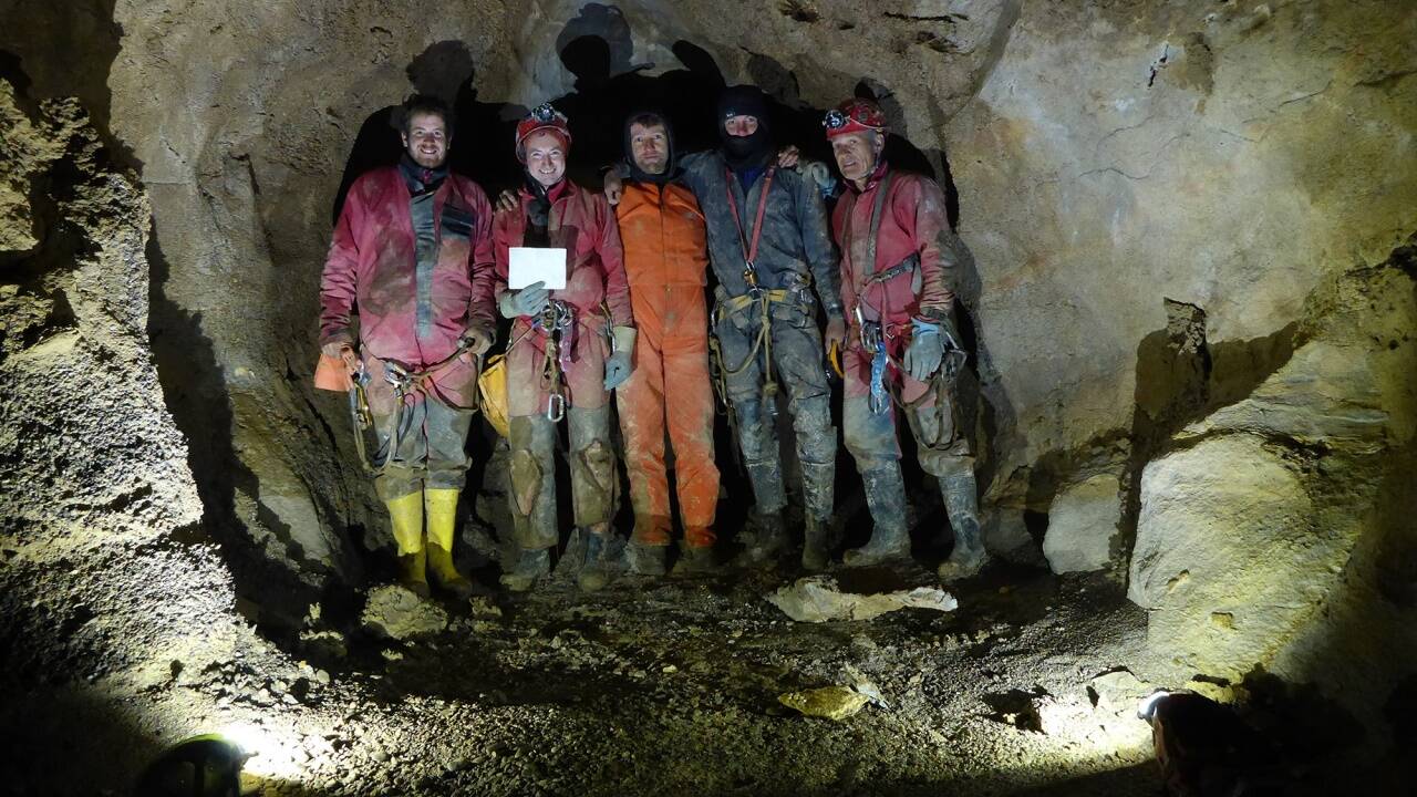 Das Treffen der Forschergruppe in der Höhle nach dem Zusammenschluss 