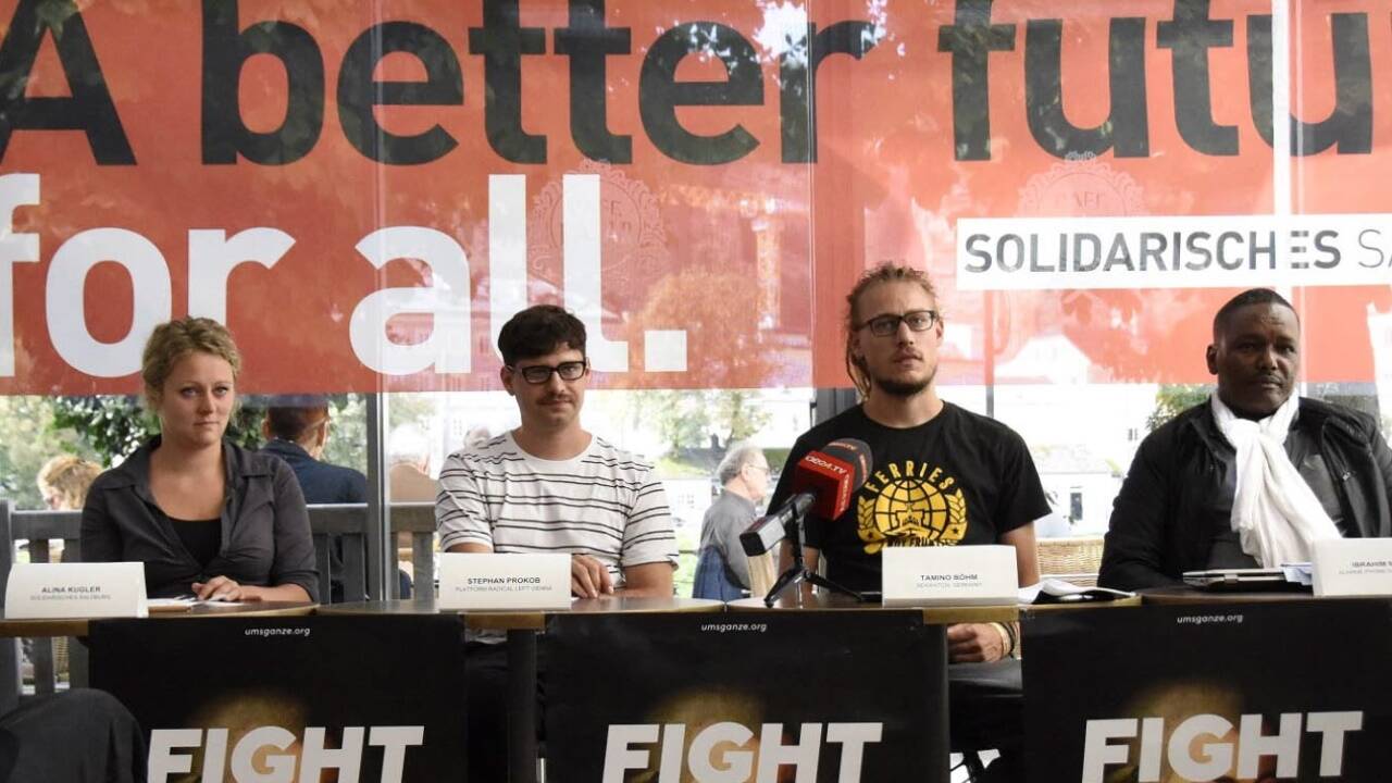 Die NGOs beriefen am Mittwoch eine Pressekonferenz ein. Am Podium Alina Kugler (Solidarisches Salzburg), Stephan Prokob (Radikale Linke), Tamino Böhm (Sea-Watch) und Ibrahim Manzo (Alarme Phone Sahara).  